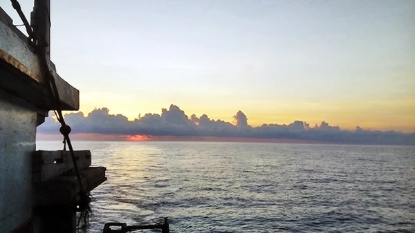 Mây khơi xa như làng quê thấp thoáng.