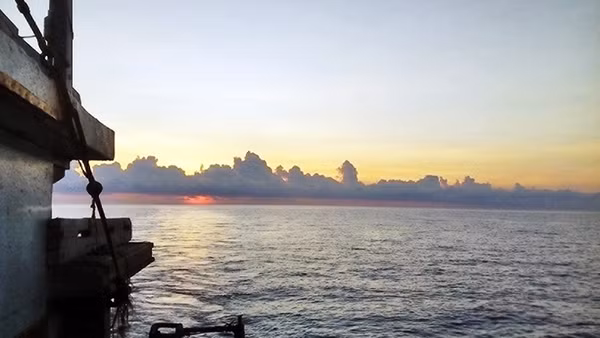 Mây khơi xa như làng quê thấp thoáng.