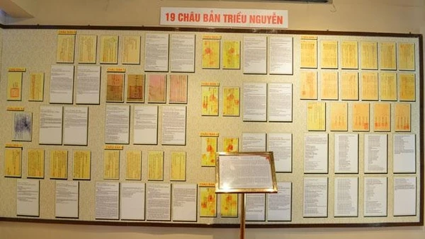 19 Bộ châu bản thời Nguyễn (ảnh: Linh Phan)