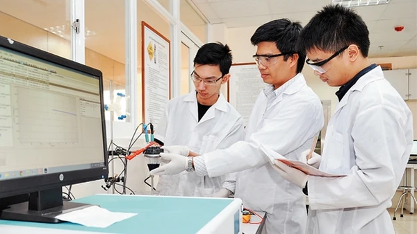 Nghiên cứu sinh Khoa Khoa học vật liệu tiên tiến và công nghệ NANO, Trường đại học Khoa học công nghệ Hà Nội phân tích điện hóa tại phòng thí nghiệm. Ảnh: Đức Anh