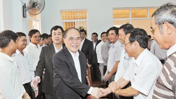 Chủ tịch Quốc hội Nguyễn Sinh Hùng gặp gỡ nhân dân xã Nhơn Lộc, huyện An Nhơn (Bình Ðịnh).Ảnh: NHAN SÁNG - TTXVN