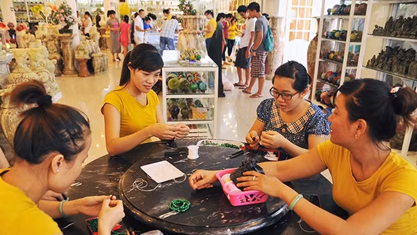 Các sản phẩm của làng đá Non Nước.