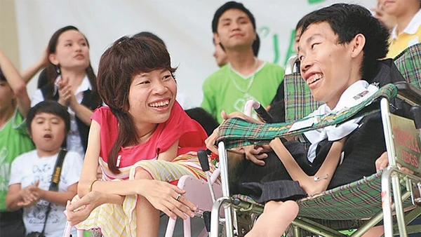 Thảo Vân và Công Hùng trong một buổi giao lưu với các bạn trẻ năm 2012. Ảnh do nhân vật cung cấp