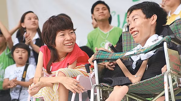 Thảo Vân và Công Hùng trong một buổi giao lưu với các bạn trẻ năm 2012. Ảnh do nhân vật cung cấp