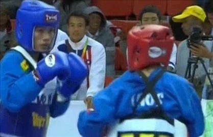 Kim Hoàng (trái) giành HCV ở hạng cân dưới 55kg nữ môn Vovinam.