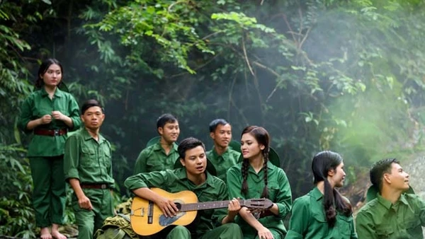 Ca sĩ Phương Thảo trong MV Ru em nắm đất Truông Bồn.