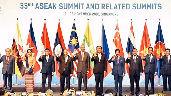 Các nhà lãnh đạo tại Hội nghị cấp cao ASEAN lần thứ 33 tại Xin-ga-po.