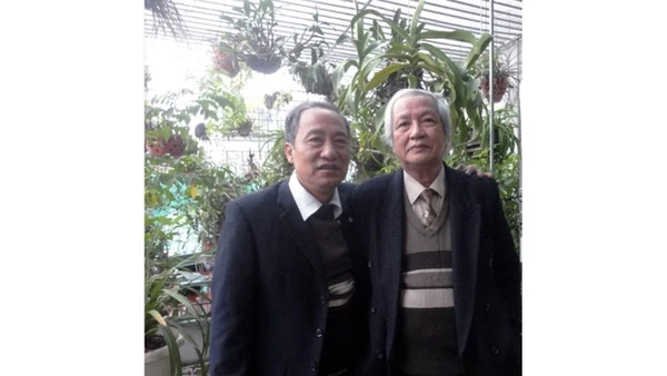 Ông Nguyễn Đình Giang (bên trái) rất chú trọng đến công tác phát triển Đảng tại các doanh nghiệp tư nhân.