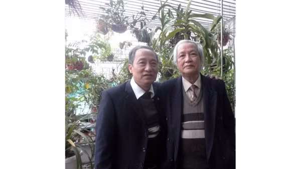 Ông Nguyễn Đình Giang (bên trái) rất chú trọng đến công tác phát triển Đảng tại các doanh nghiệp tư nhân.