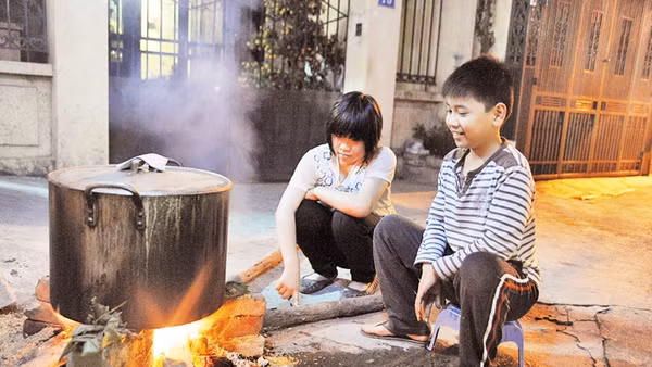 Nhiều gia đình trong thành thị đã trở lại với thói quen tự làm bánh chưng đón Tết.