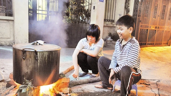 Nhiều gia đình trong thành thị đã trở lại với thói quen tự làm bánh chưng đón Tết.