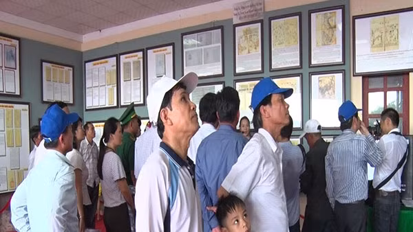 Triển lãm thu hút đông đảo các tầng lớp nhân dân đến xem.