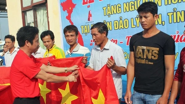 Trao cờ Tổ quốc cho ngư dân đảo Lý Sơn.