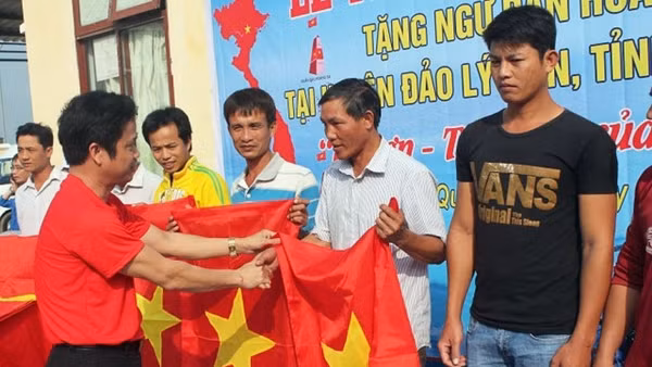 Trao cờ Tổ quốc cho ngư dân đảo Lý Sơn.