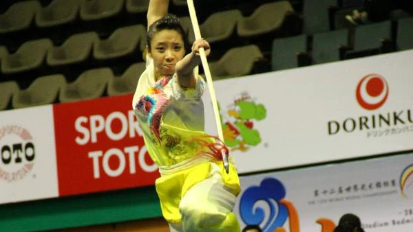 Dương Thúy Vy trong bài biểu diễn kiếm thuật.