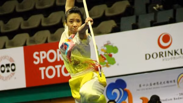 Dương Thúy Vy trong bài biểu diễn kiếm thuật.