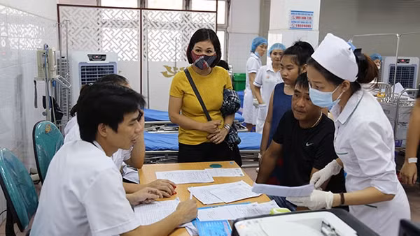 Y, bác sĩ luôn phải duy trì tinh thần, thái độ phục vụ, giải thích chu đáo, tận tình cho người nhà và bệnh nhân.