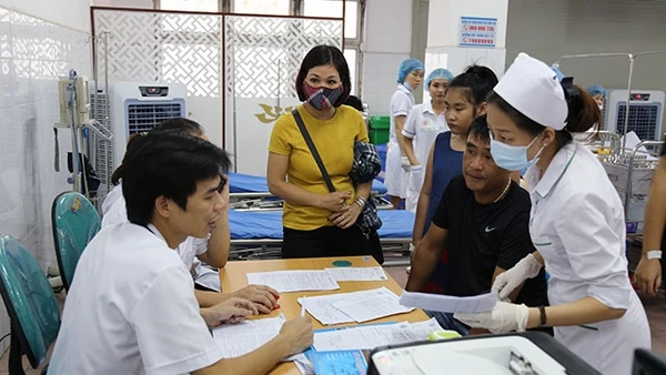 Y, bác sĩ luôn phải duy trì tinh thần, thái độ phục vụ, giải thích chu đáo, tận tình cho người nhà và bệnh nhân.