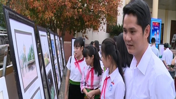 Tuổi trẻ Bá Thước tại Triển lãm.