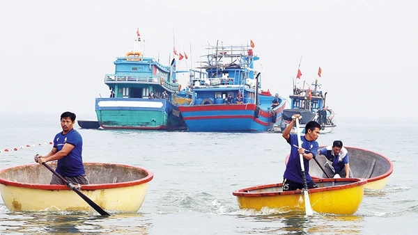 Lễ cầu an, cầu ngư trên biển. Ảnh: Vinh Xuân