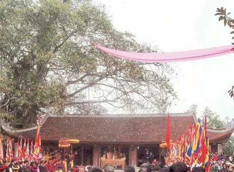 Ðền mẫu Âu Cơ (Hạ Hòa, Phú Thọ).