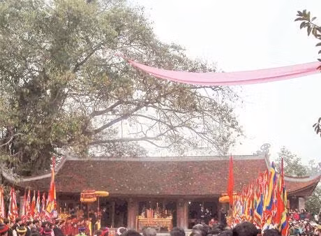 Ðền mẫu Âu Cơ (Hạ Hòa, Phú Thọ).