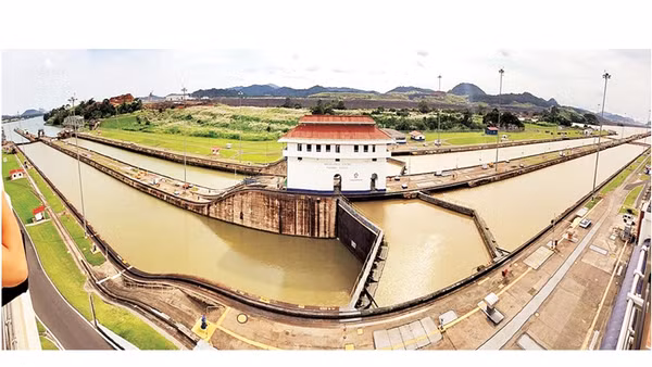 Cửa Miraflores của kênh đào Panama.