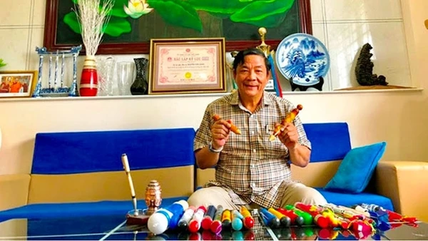 Bác sĩ Nguyễn Văn Xáng hiện sở hữu 2.500 cây bút quý.