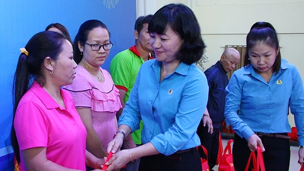 Chủ tịch LÐLÐ tỉnh Bình Dương Trương Thị Bích Hạnh thăm hỏi anh chị em công nhân.