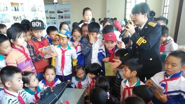 Cán bộ Bảo tàng Hải quân Việt Nam khẳng định chủ quyền hai quần đảo Hoàng Sa và Trường Sa là của Việt Nam đối với học sinh TP Bắc Cạn.
