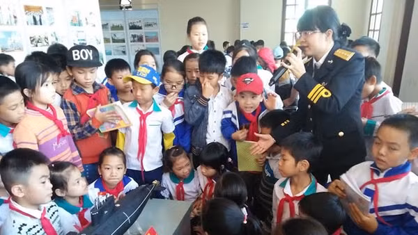 Cán bộ Bảo tàng Hải quân Việt Nam khẳng định chủ quyền hai quần đảo Hoàng Sa và Trường Sa là của Việt Nam đối với học sinh TP Bắc Cạn.