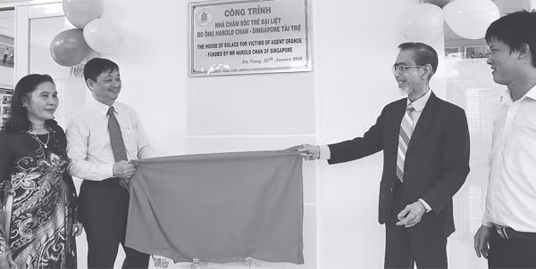 Ông Harold Chan Soo York (người thứ hai, từ phải sang) trong lễ khánh thành khu nội trú dành cho trẻ em bị nhiễm chất độc da cam/đi-ô-xin.