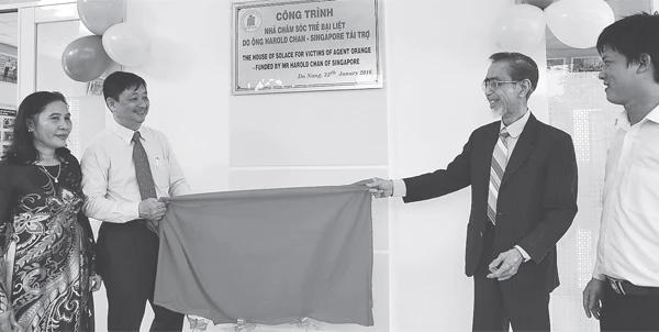 Ông Harold Chan Soo York (người thứ hai, từ phải sang) trong lễ khánh thành khu nội trú dành cho trẻ em bị nhiễm chất độc da cam/đi-ô-xin.