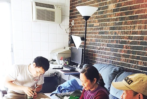 Gói bánh chưng cho đêm Gala đón xuân.