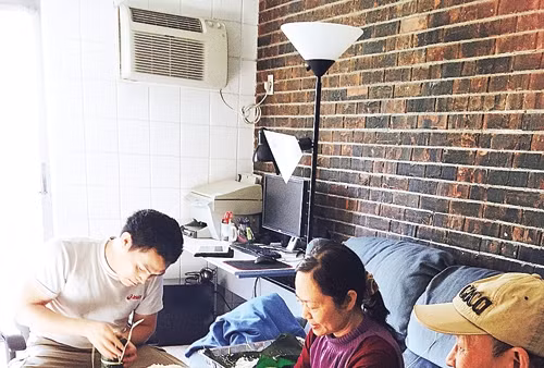 Gói bánh chưng cho đêm Gala đón xuân.