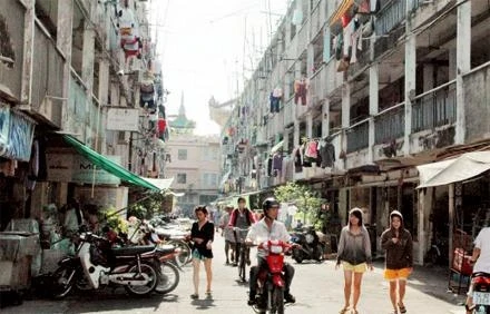 Một chung cư trên đường Trần Hưng Ðạo xuống cấp nghiêm trọng.