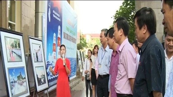 Thuyết minh viên giới thiệu tư liệu hình ảnh về Hoàng Sa, Trường Sa tới các tầng lớp nhân dân.