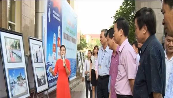 Thuyết minh viên giới thiệu tư liệu hình ảnh về Hoàng Sa, Trường Sa tới các tầng lớp nhân dân.