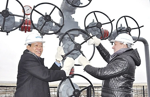 Chủ tịch PVN Phùng Đình Thực (trái) mở van đón dòng dầu đầu tiên ở Nhenhexky (LB Nga).