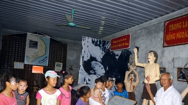 Qua các kỷ vật, ông Bảng giúp các em học sinh hiểu về cuộc sống trong lao tù của các chiến sĩ.