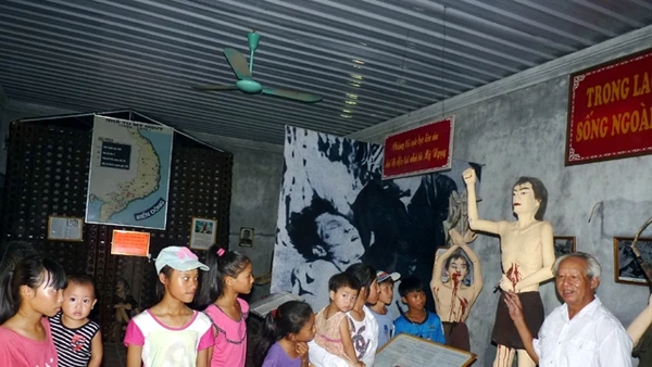 Qua các kỷ vật, ông Bảng giúp các em học sinh hiểu về cuộc sống trong lao tù của các chiến sĩ.