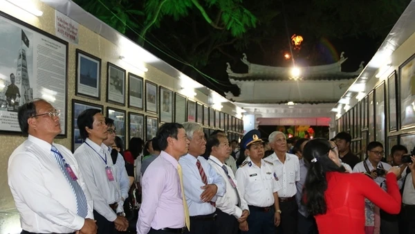 Các đại biểu nghe thuyết minh các tư liệu chủ quyền của Việt Nam đối với hai quần đảo Hoàng Sa và Trường Sa. 