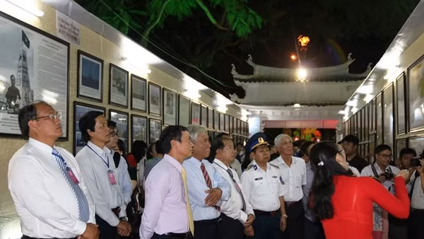 Các đại biểu nghe thuyết minh các tư liệu chủ quyền của Việt Nam đối với hai quần đảo Hoàng Sa và Trường Sa. 