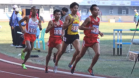 Dùng chiến thuật núp gió, Nguyễn Văn Lai đã đánh bại "gọng kìm" của đôi VĐV Thái-lan và giành cú đúp ở hai cự ly 5.000 mét và 10.000 mét. (Ảnh: Dân Trí)