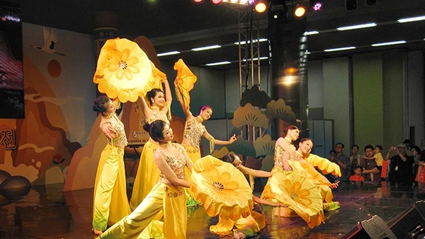 Tiết mục Lung linh Hồ Gươm do các nghệ sĩ Nhà hát Ca múa nhạc Việt Nam biểu diễn tại Hội chợ Quốc tế Văn hóa - Du lịch Hàn Quốc. Ảnh: Xuân Bình