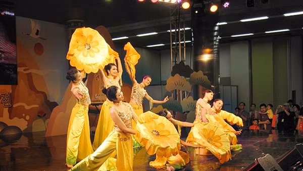 Tiết mục Lung linh Hồ Gươm do các nghệ sĩ Nhà hát Ca múa nhạc Việt Nam biểu diễn tại Hội chợ Quốc tế Văn hóa - Du lịch Hàn Quốc. Ảnh: Xuân Bình