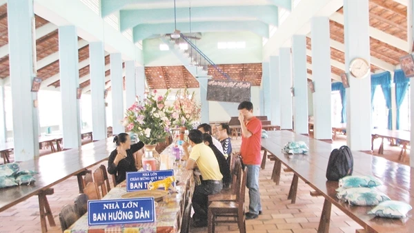 Đến Nhà Lớn Long Sơn, sau khi đăng ký với Ban Hướng dẫn, khách thập phương sẽ được tham quan, ăn nghỉ miễn phí tại đây.