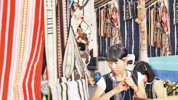 Trình diễn dệt và giới thiệu thổ cẩm Tây Nguyên tại một hội chợ làng nghề. Ảnh: Nam Anh