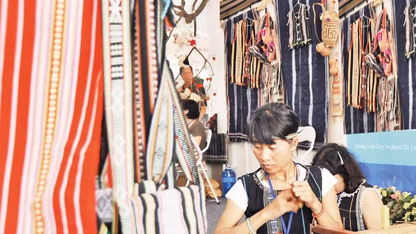 Trình diễn dệt và giới thiệu thổ cẩm Tây Nguyên tại một hội chợ làng nghề. Ảnh: Nam Anh