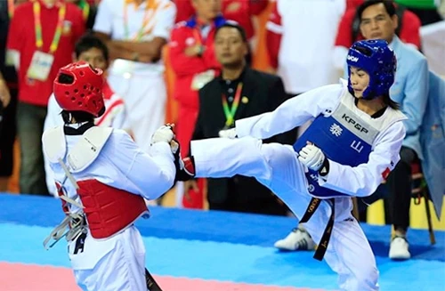 Võ sĩ Phạm Thị Thu Hiền (bên phải) đoạt Huy chương vàng đối kháng tê-cuôn-đô hạng 62 kg. Ảnh: ÐỨC ÐỒNG